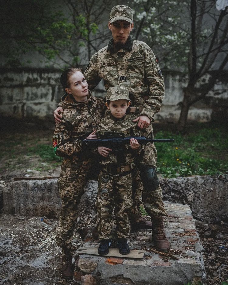 "Я поїду з тобою, щоб тебе врятувати". Історія медика Аліси, яка покинула успішний бізнес і пішла на фронт за чоловіком