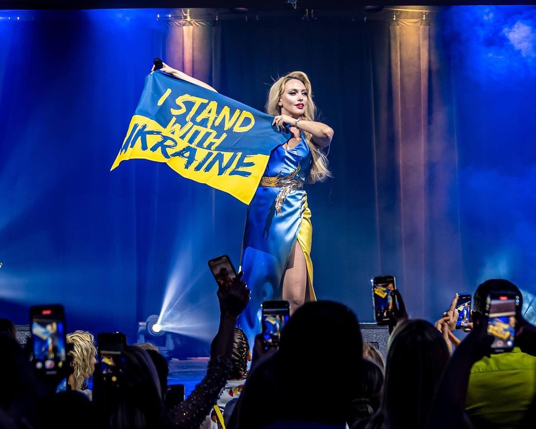 Синьо-жовті серця: неймовірні патріотичні сукні українських зірок, які зачаровують