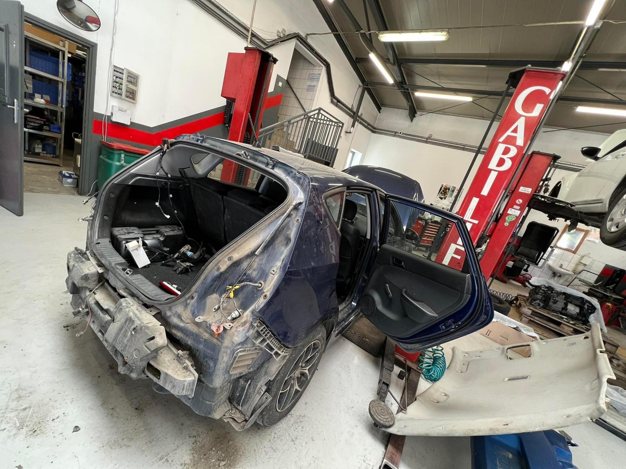 У Польщі біженцям із Маріуполя безкоштовно відремонтували обстріляну машину (фото)