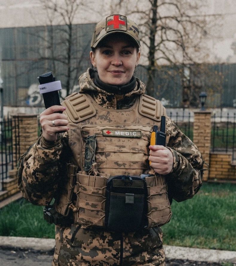 "Я поїду з тобою, щоб тебе врятувати". Історія медика Аліси, яка покинула успішний бізнес і пішла на фронт за чоловіком