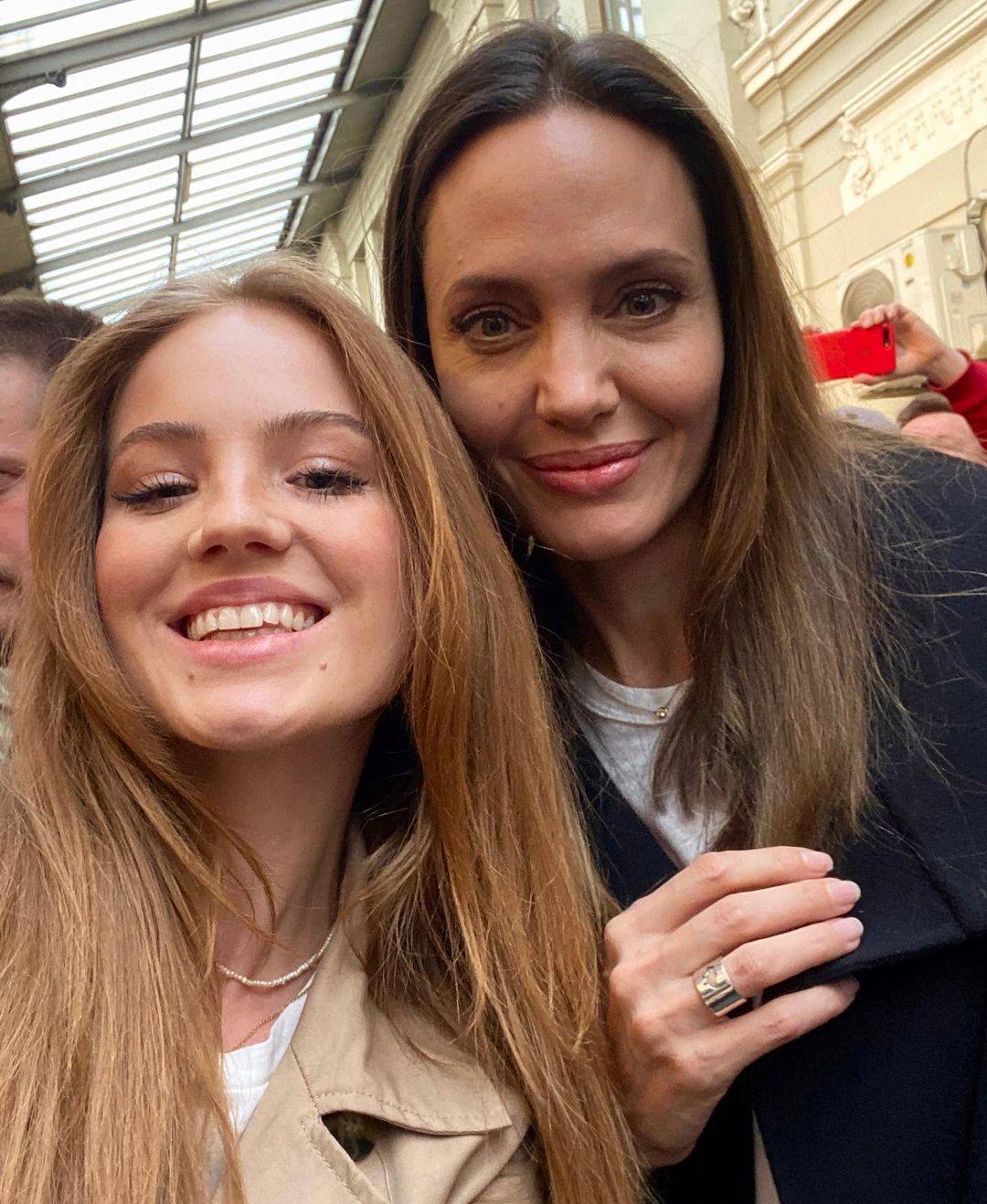 Анджеліна Джолі носить українську каблучку за 1500 грн (фото)