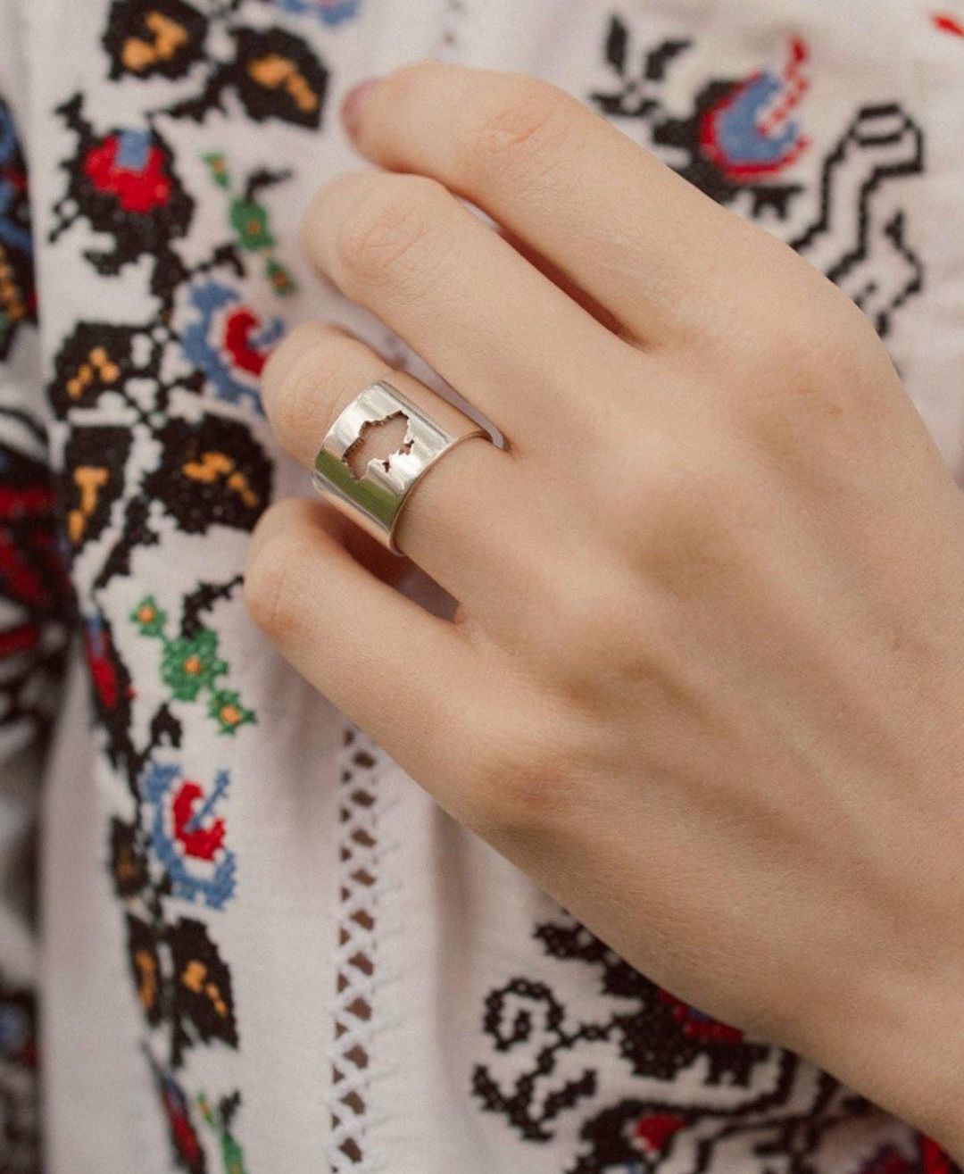 Анджеліна Джолі носить українську каблучку за 1500 грн (фото)