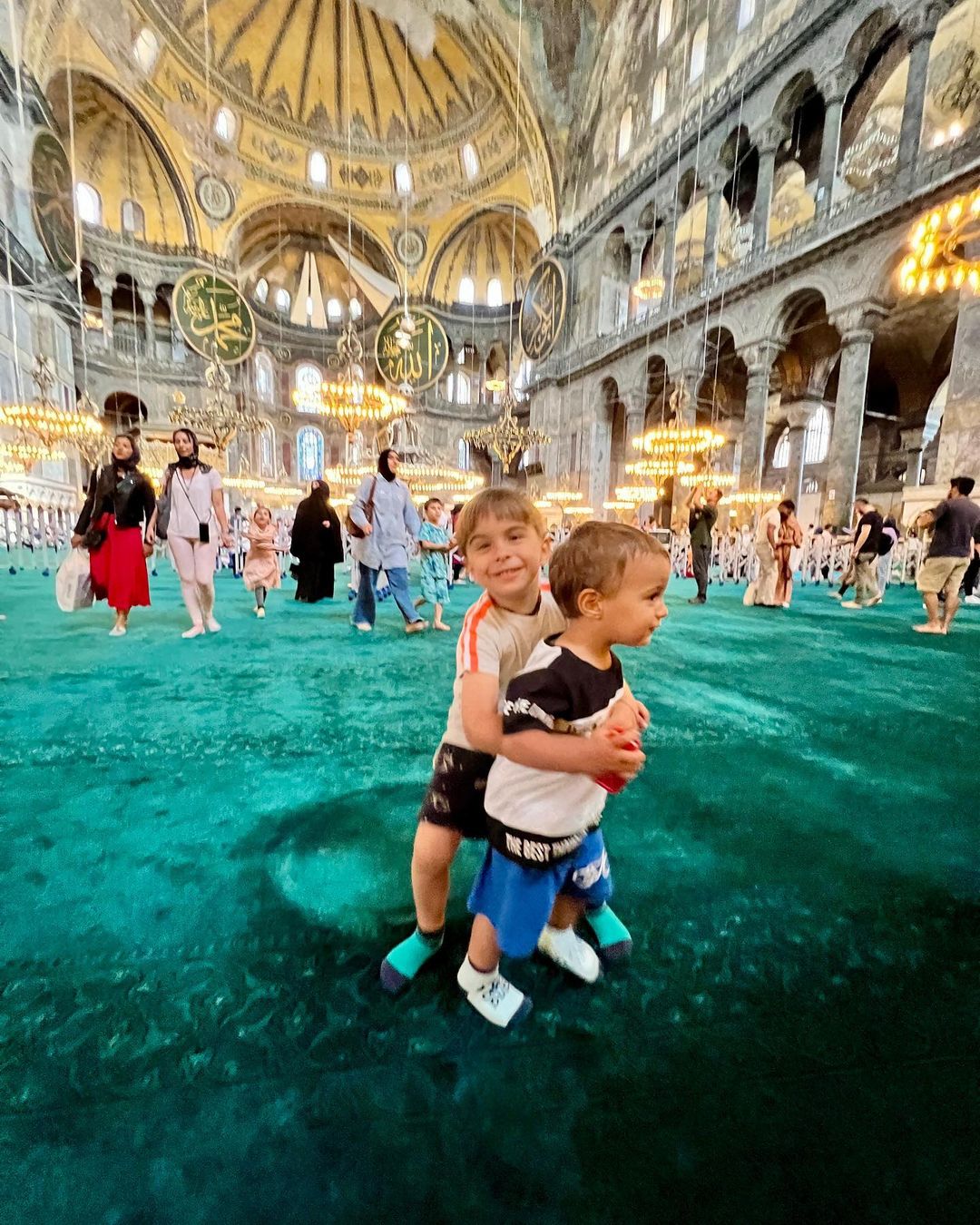 Джамала впервые за три месяца вышла на прогулку с сыновьями: милые фото