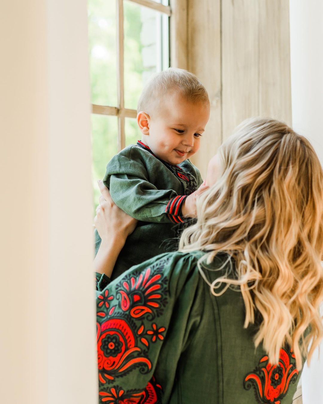 Павлік з дружиною і сином влаштували яскравий фотосет у вишиванках: "пишаємося бути українцями"