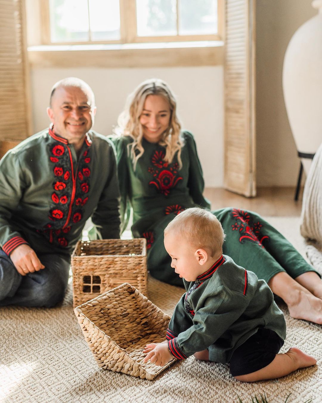 Павлік з дружиною і сином влаштували яскравий фотосет у вишиванках: "пишаємося бути українцями"