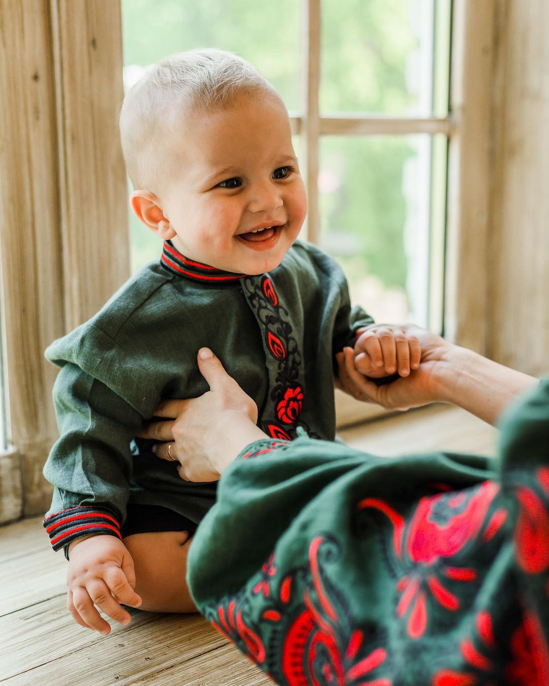 Павлік з дружиною і сином влаштували яскравий фотосет у вишиванках: "пишаємося бути українцями"