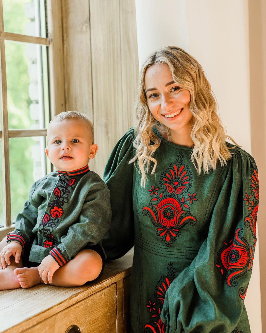 Павлік з дружиною і сином влаштували яскравий фотосет у вишиванках: "пишаємося бути українцями"