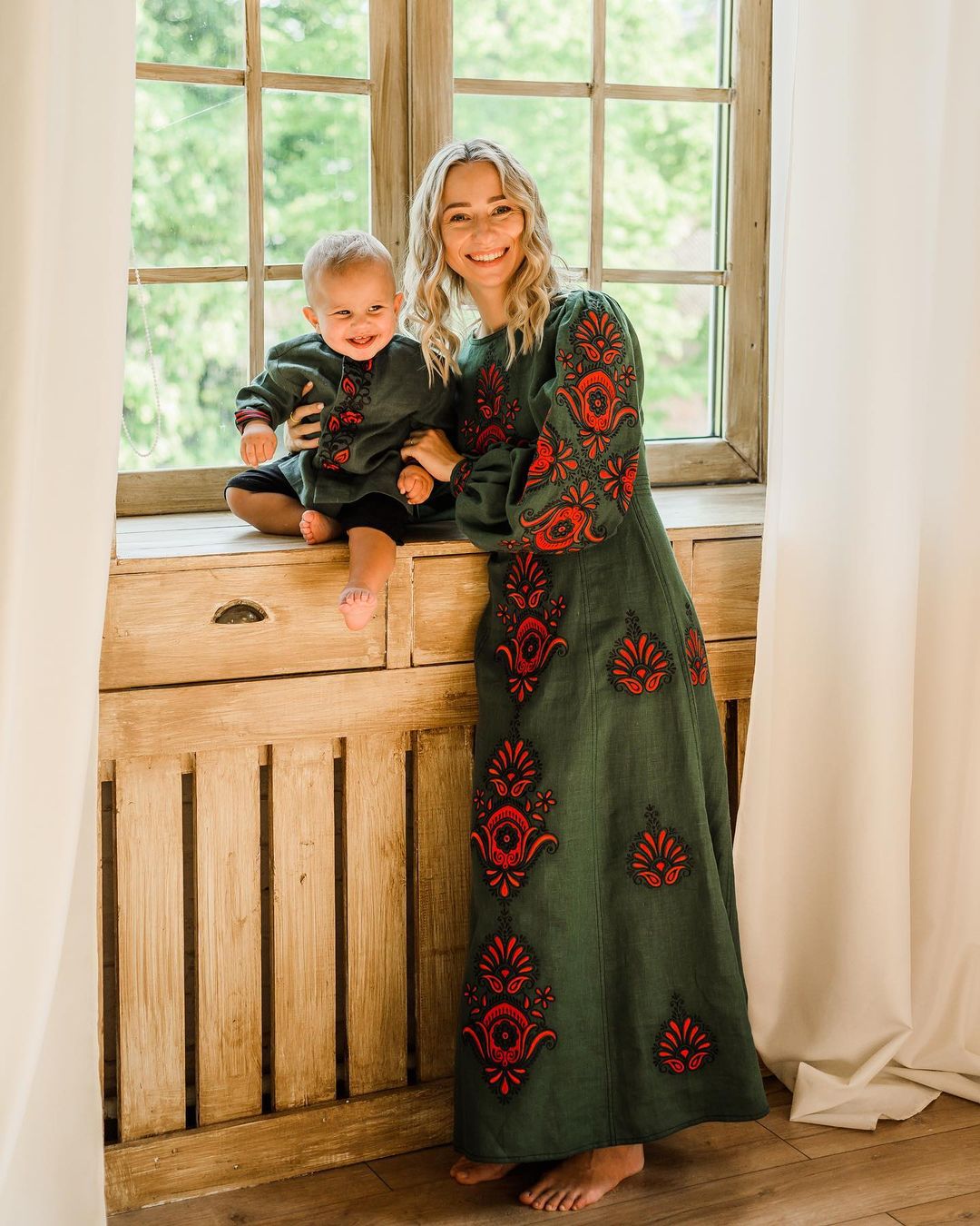 Павлік з дружиною і сином влаштували яскравий фотосет у вишиванках: "пишаємося бути українцями"