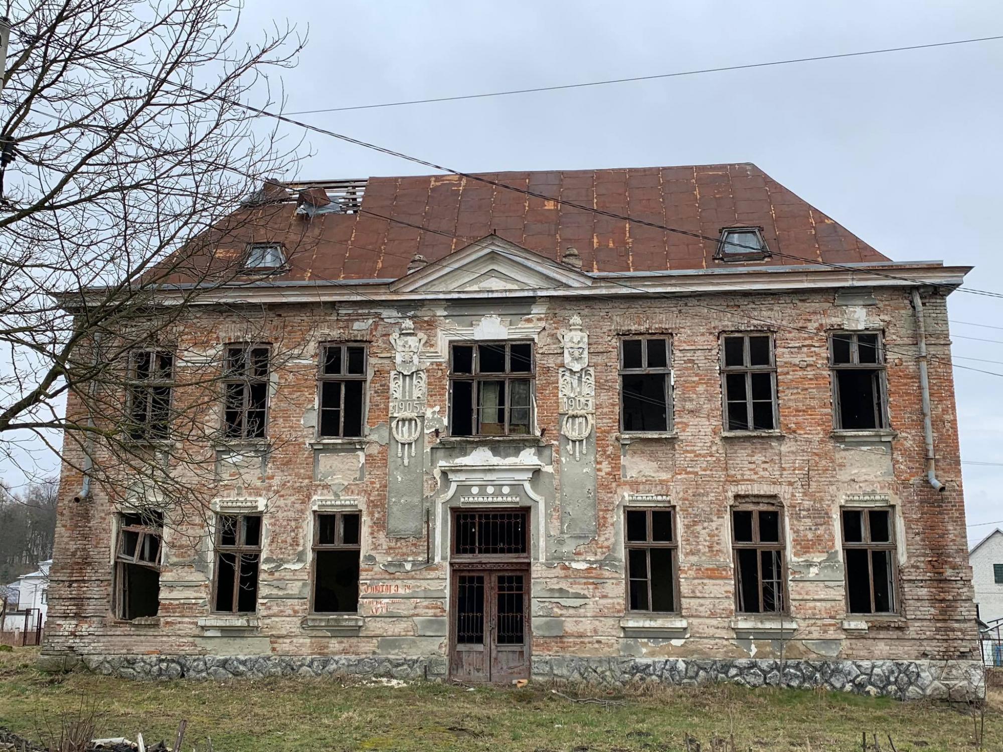 В Украине ремонтируют старые дома и выставляют их на продажу: как это выглядит (фото)