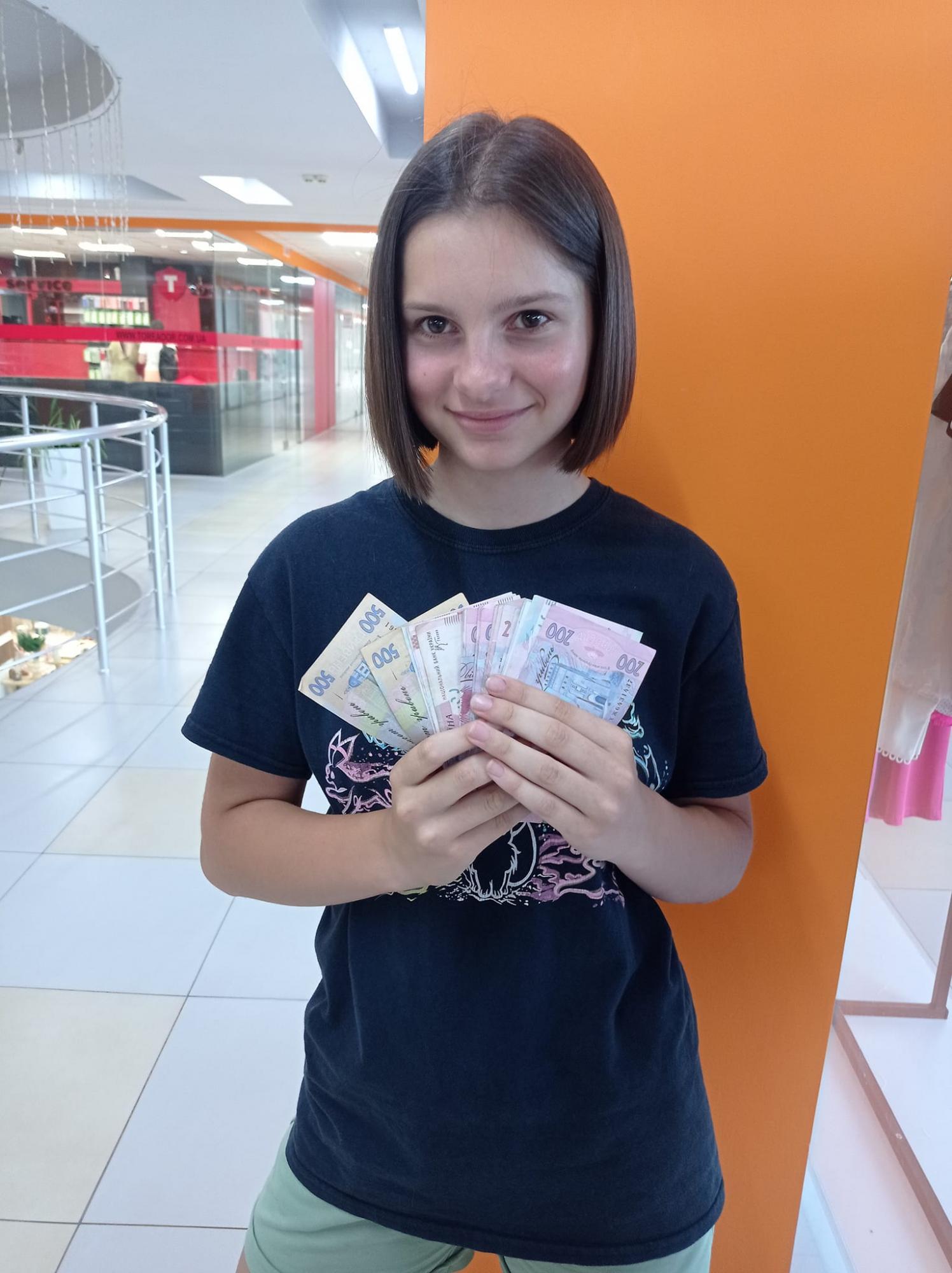 Школярка з Чернівців обрізала довге волосся, аби допомогти ЗСУ: фото неймовірного вчинку