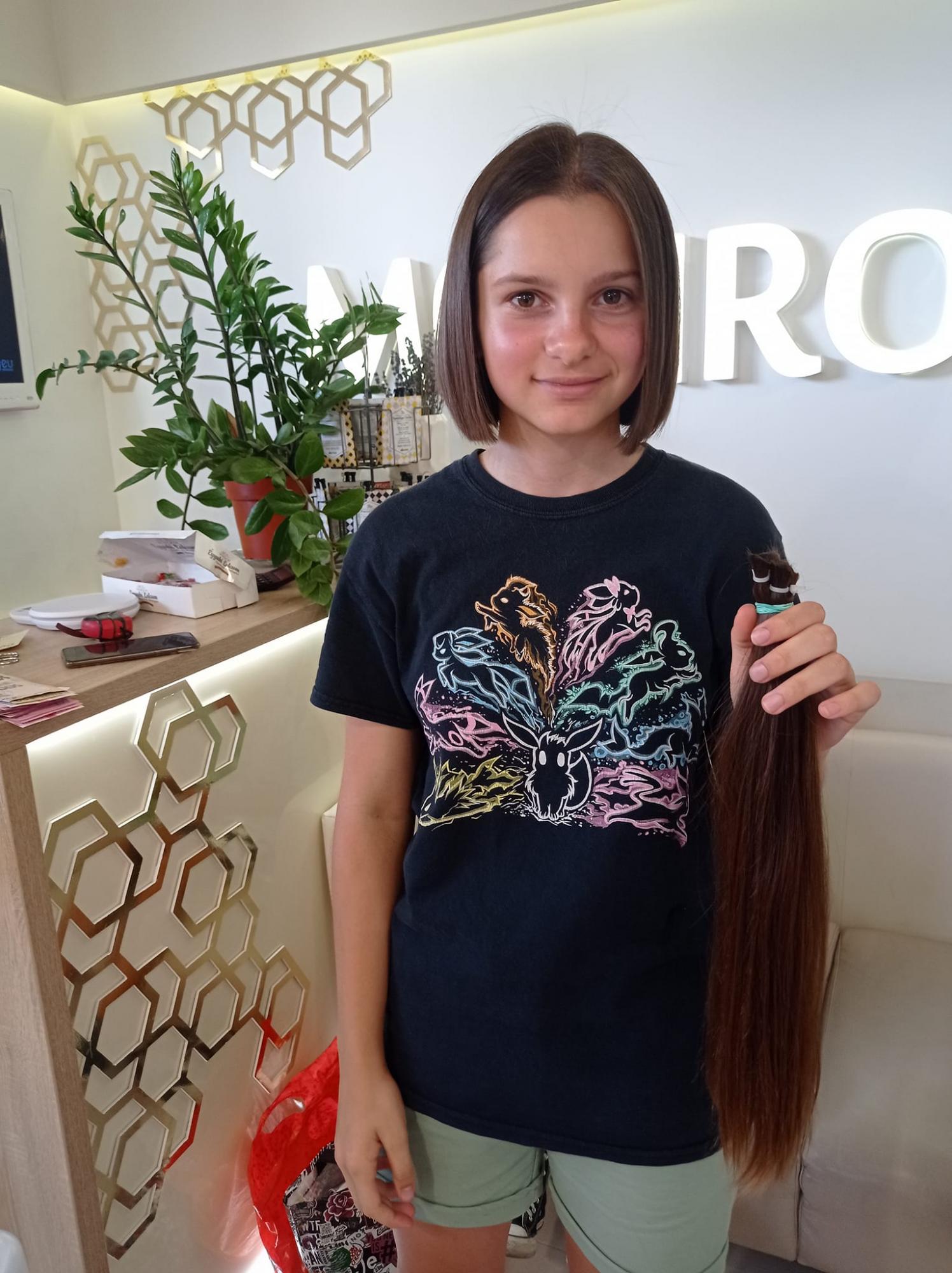 Школярка з Чернівців обрізала довге волосся, аби допомогти ЗСУ: фото неймовірного вчинку