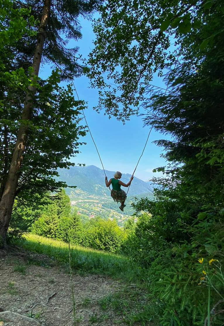 "Зараз туризм ні на що не схожий". Як відпочивають у Карпатах під час війни
