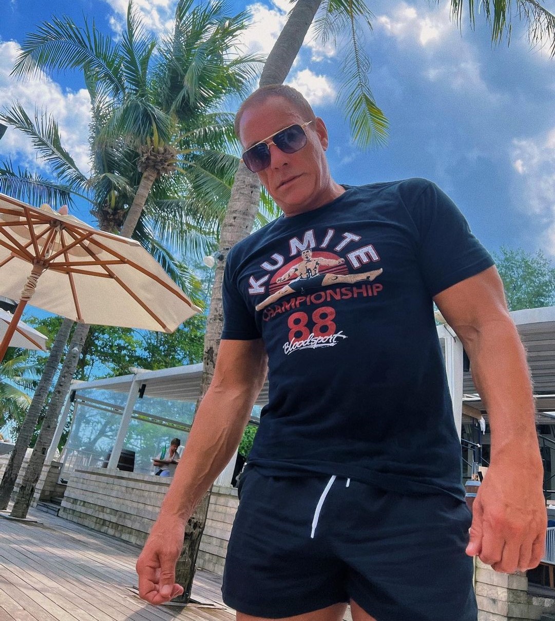 Зірка Голівуду Жан-Клод Ван Дамм зустрівся з українськими військовими й вигукнув "Слава Україні!"