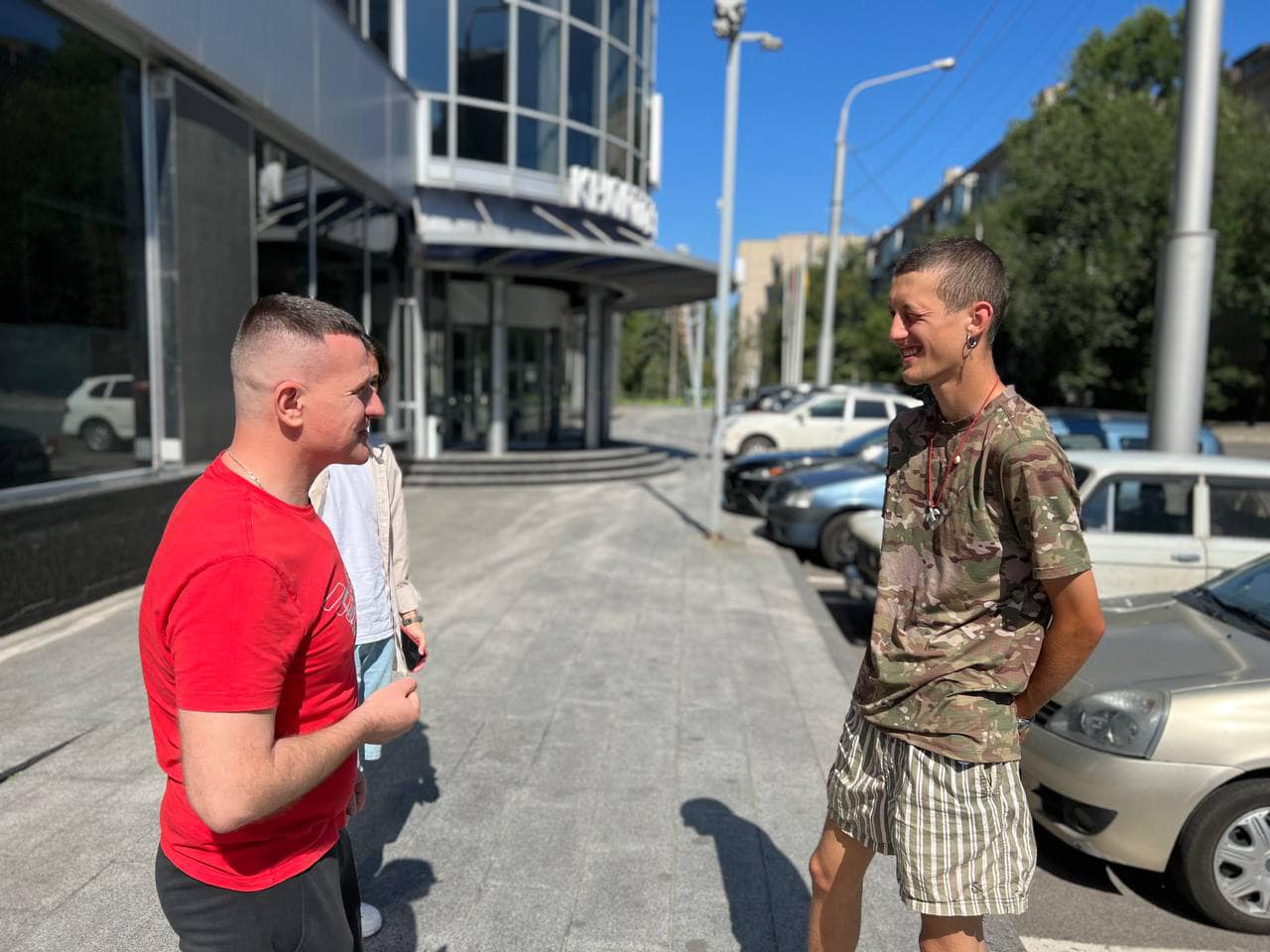 Офіціант із Києва пішки дійшов до Запоріжжя, щоб зібрати мільйон для ЗСУ: історія подорожі волонтера