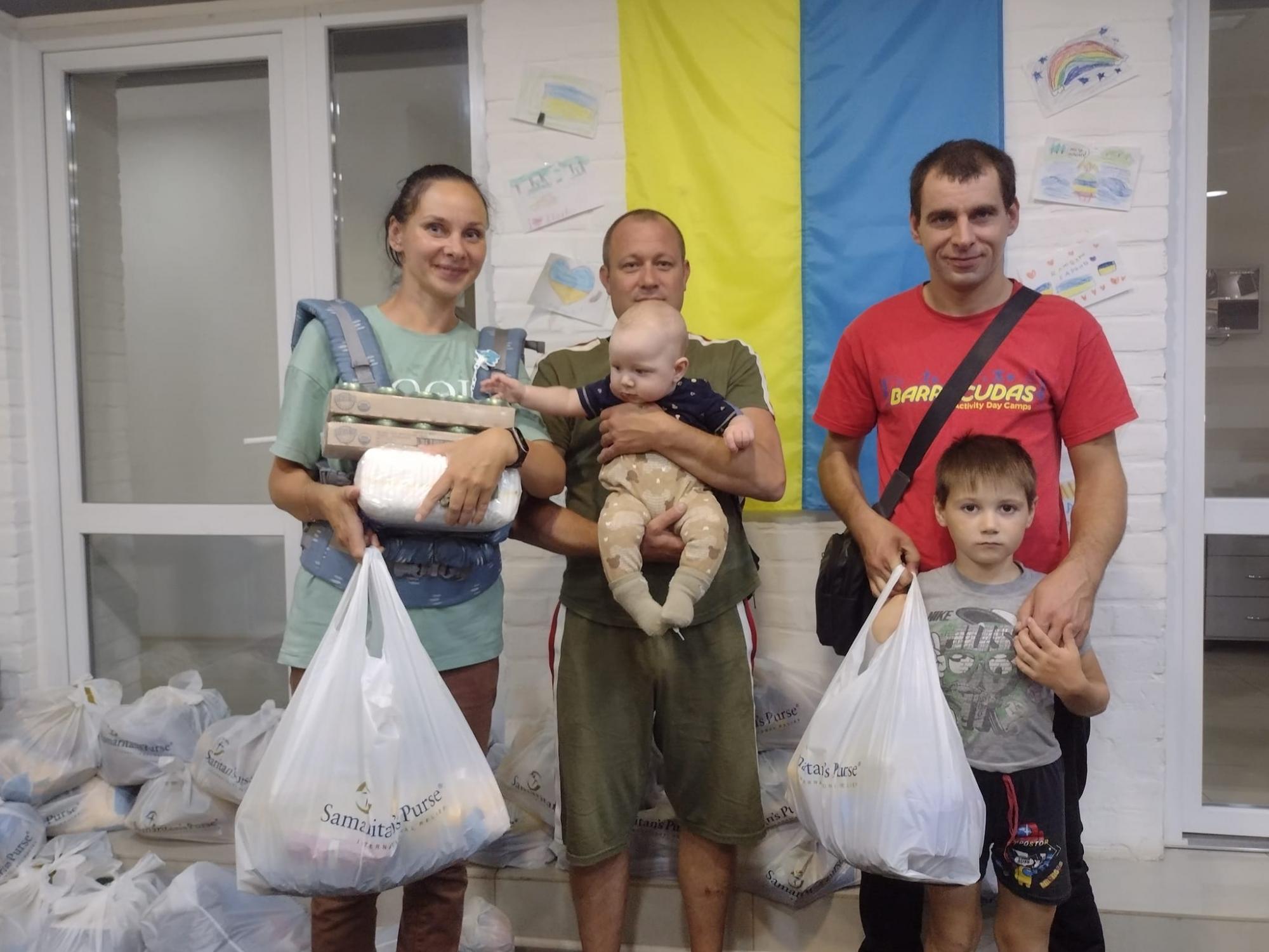 Деяким українцям до Різдва роздадуть продуктові набори: де і як їх отримати