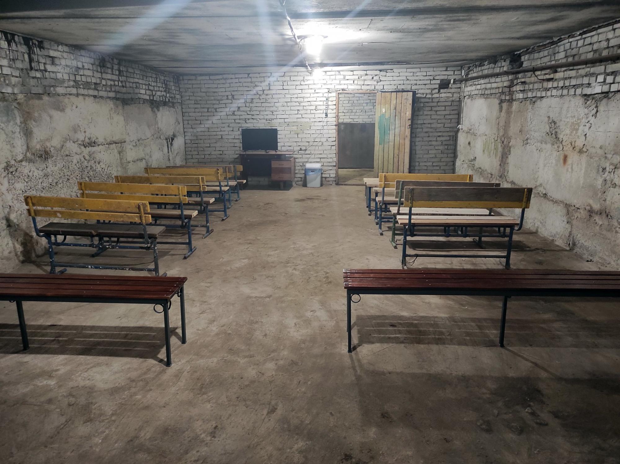 Приятная и комфортная среда. Вот так выглядят первые укрытия в украинских школах (фото)