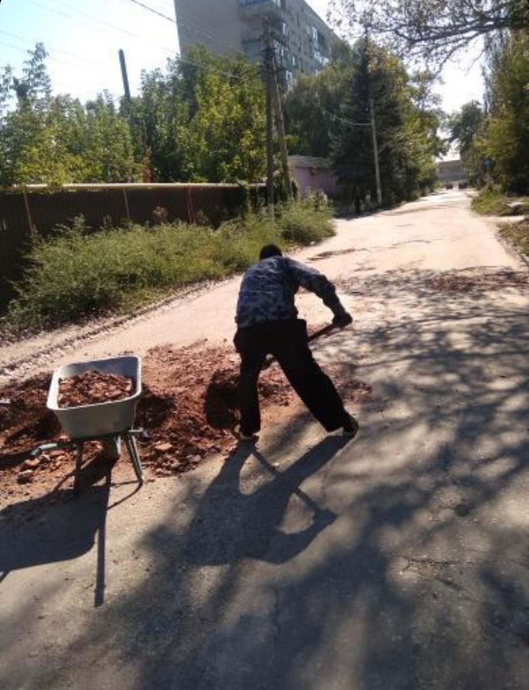 В окупованому Донбасі ями на дорогах латають сміттям (фото)