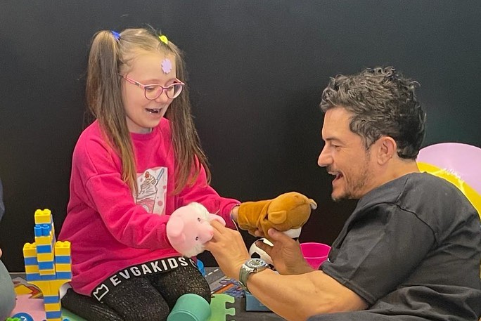 Краш Орландо Блум прогулявся вулицями Києва і пограв з дітьми: фото і відео