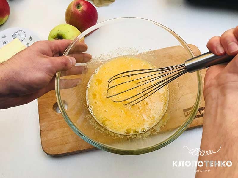 Самый простой яблочный пирог на кефире от Евгения Клопотенко: быстро и дешево!