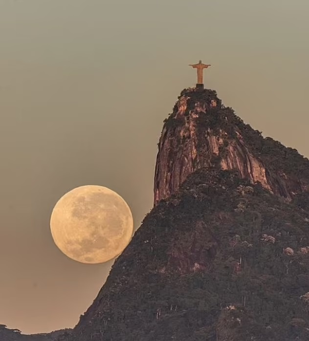 Фотограф потратил три года, чтобы снять статую Христа-Спасителя с Луной в руках. Наконец ему это удалось