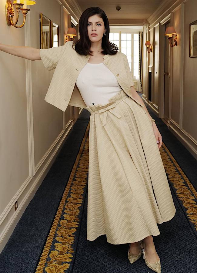 8 очень стильных образов "спасительницы Малибу" Александры Даддарио, поддерживающей Украину