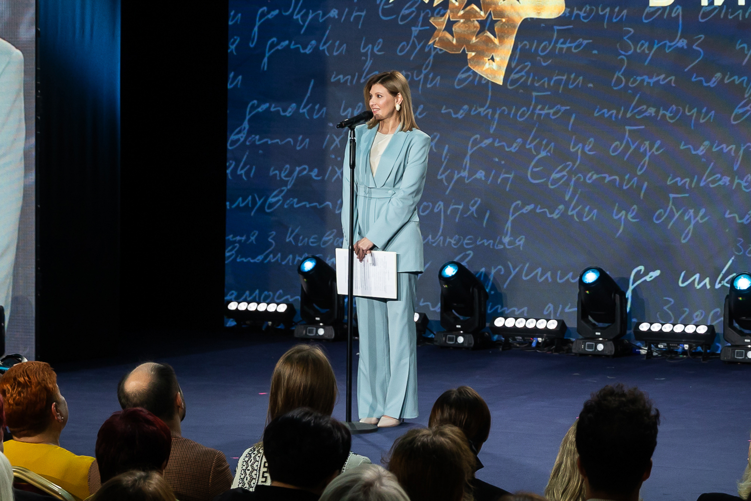 Елена Зеленская очаровала новым образом в небесном цвете (фото)