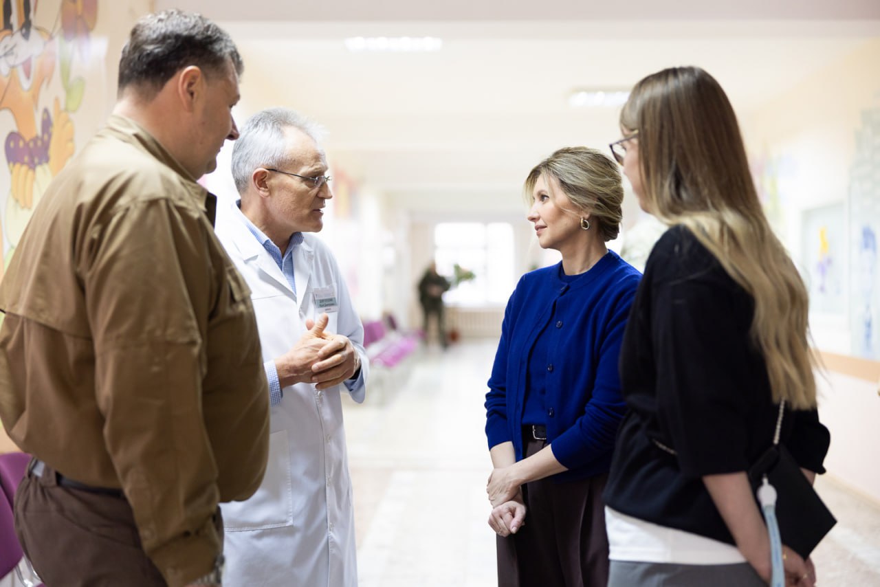 Олена Зеленська у яскравому вбранні привітала дітей з Днем Святого Миколая