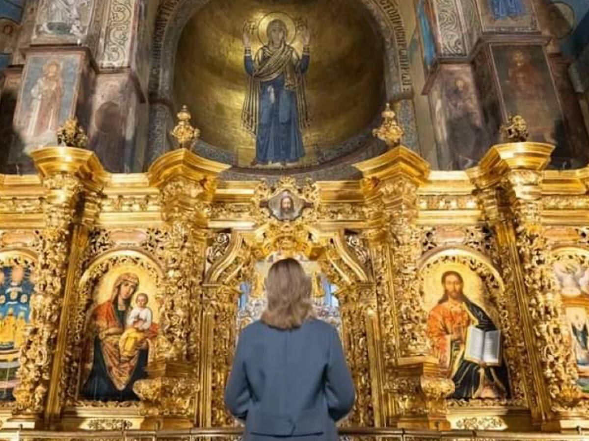 Олена Зеленська у ніжному вбранні привітала українців з Різдвом