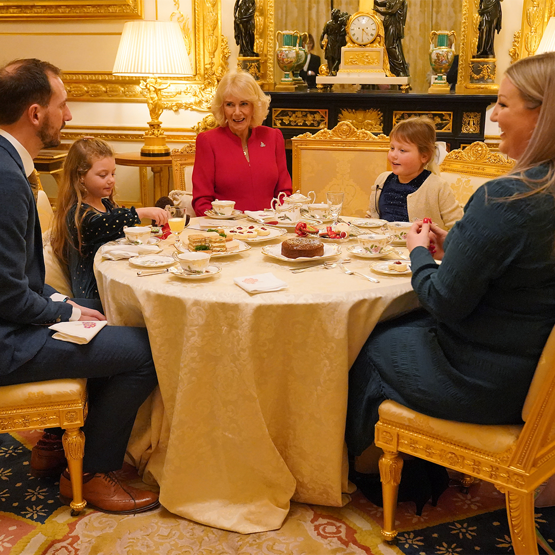 Королева Камілла влаштувала спеціальне чаювання для сліпої дівчинки та її іграшки (фото)