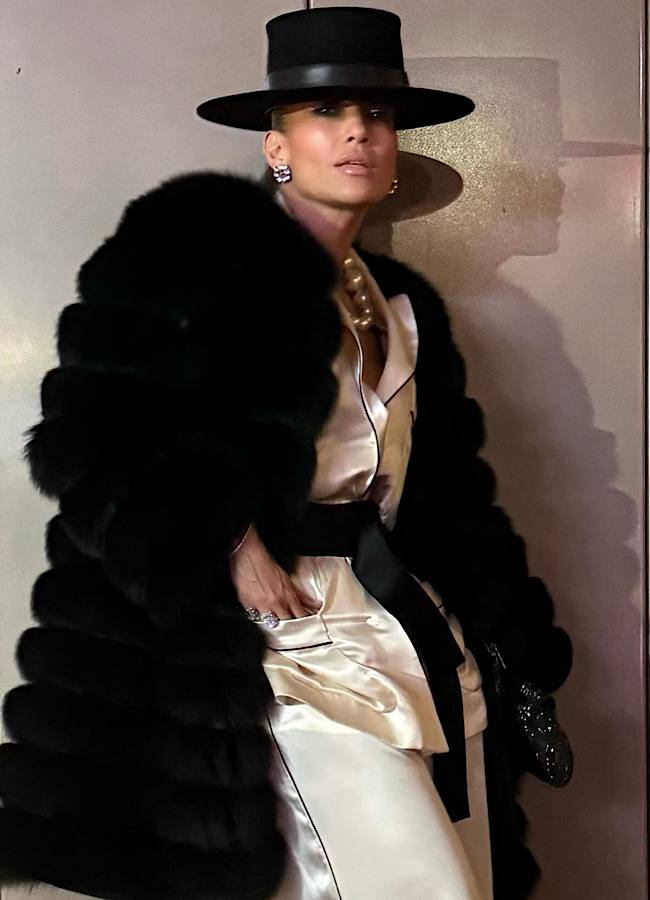 Джей Ло показала, як стильно поєднати капелюх з білим костюмом (фото)