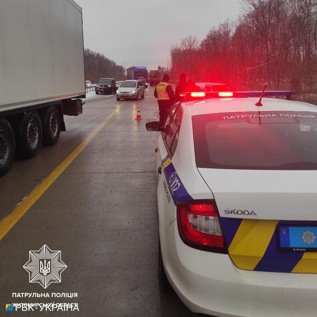 Під Житомиром сталася масштабна аварія, рух транспорту ускладнений qdeidteixtiqeqzrz