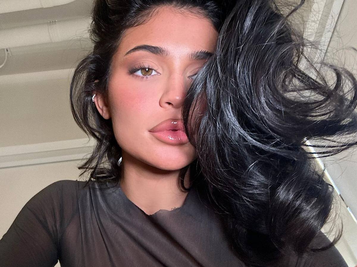 Визажистка разобрала технику макияжа Кайли Дженнер (видео)