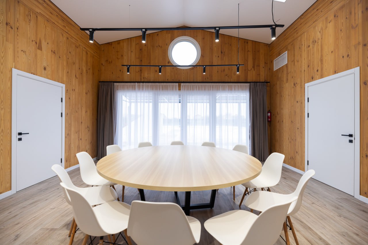 Олена Зеленська заселила багатодітну родину у новий будинок: "Передала ключі"