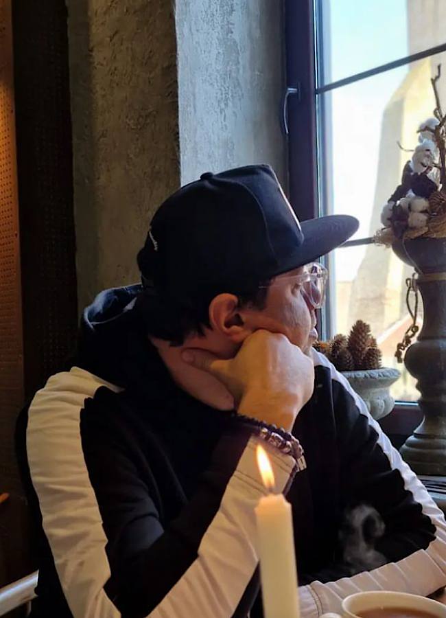 Носит семейные луки: Николас Карма узнал, сколько стоит образ харизматичного комика Вовы Шумко