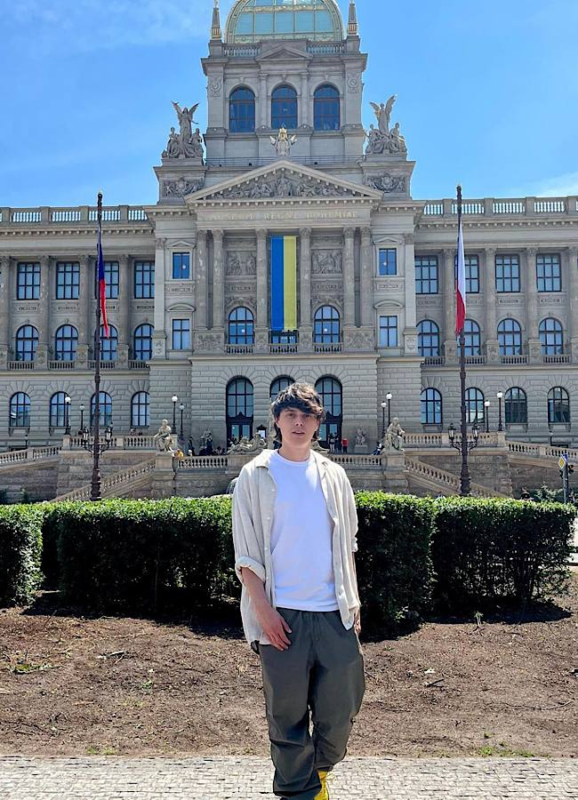 Любить купувати речі під час турів: Ніколас Карма дізнався вартість луку ліричного співака Alekseev