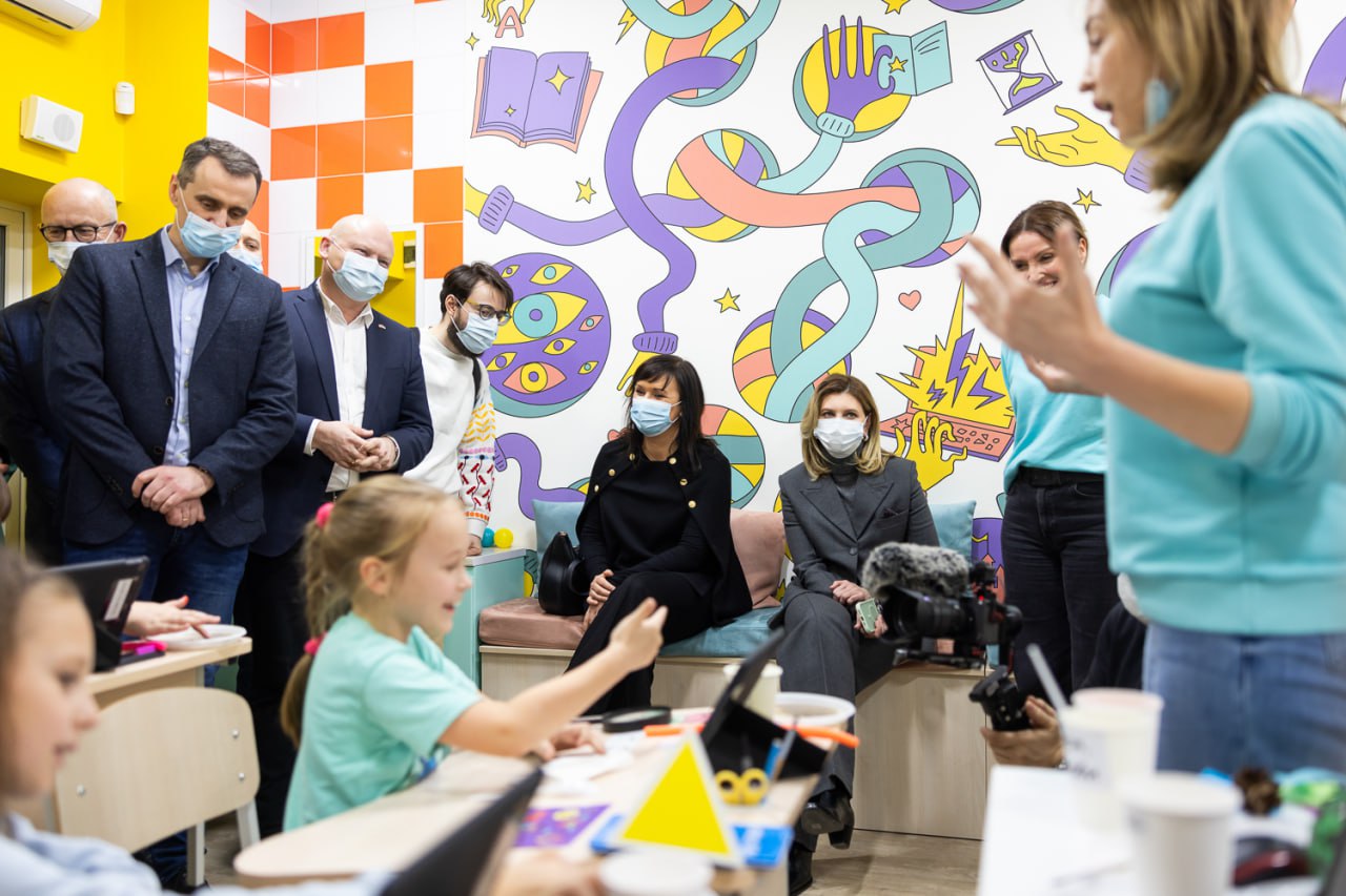 Елена Зеленская показала, как носить классический костюм с интересной формой брюк (фото)