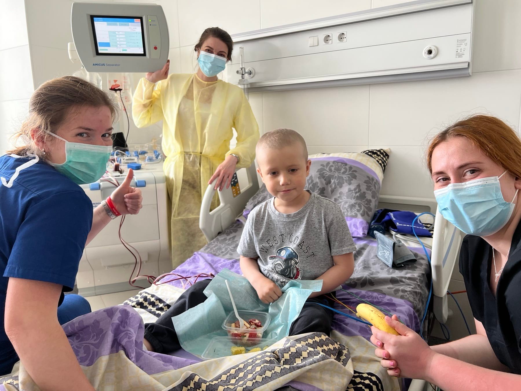 Львівські лікарі розкрили деталі першої унікальної операції: "маленький герой зовсім не боявся"