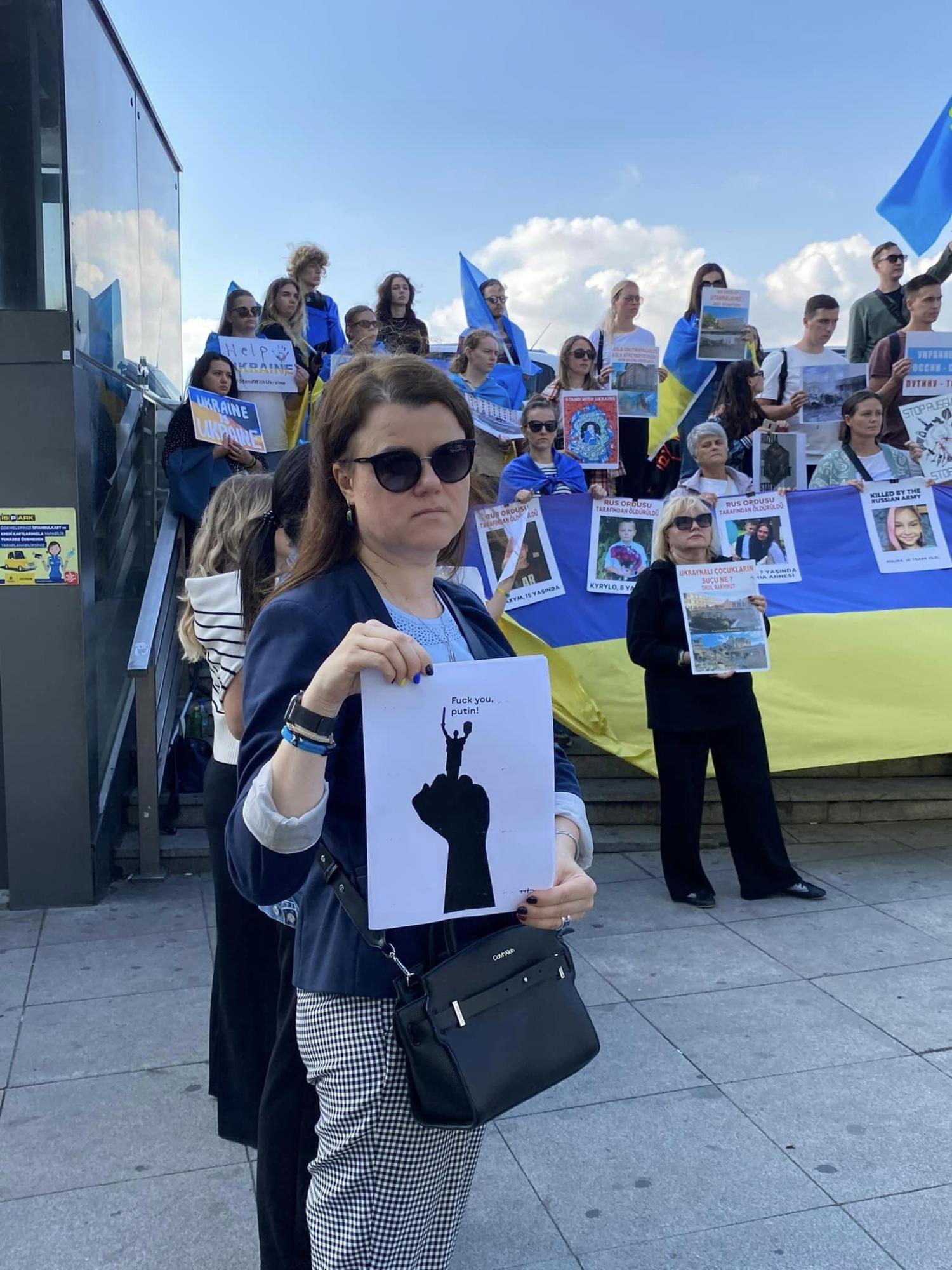 Ракетний терор РФ вивів на мітинги на підтримку України тисячі людей у різних країнах: фото і відео