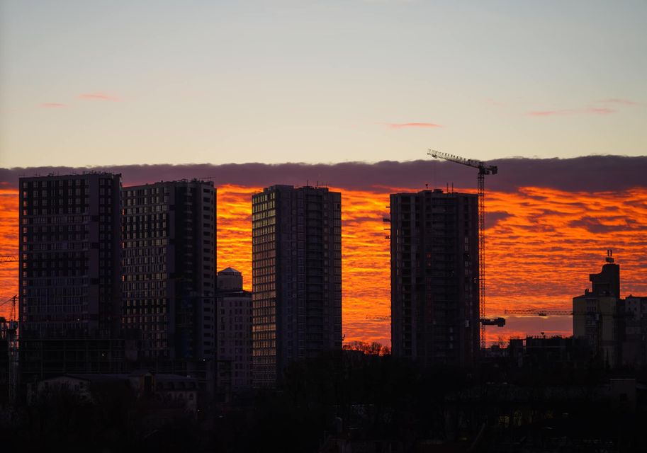 Над Києвом "палало" небо: дивіться неймовірні фото вогняного заходу сонця