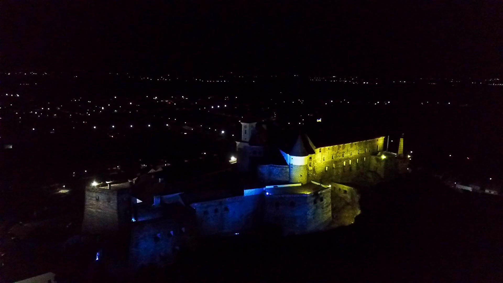 У Мукачеві замок "Паланок" підсвітили кольорами прапора України: вражаючі фото