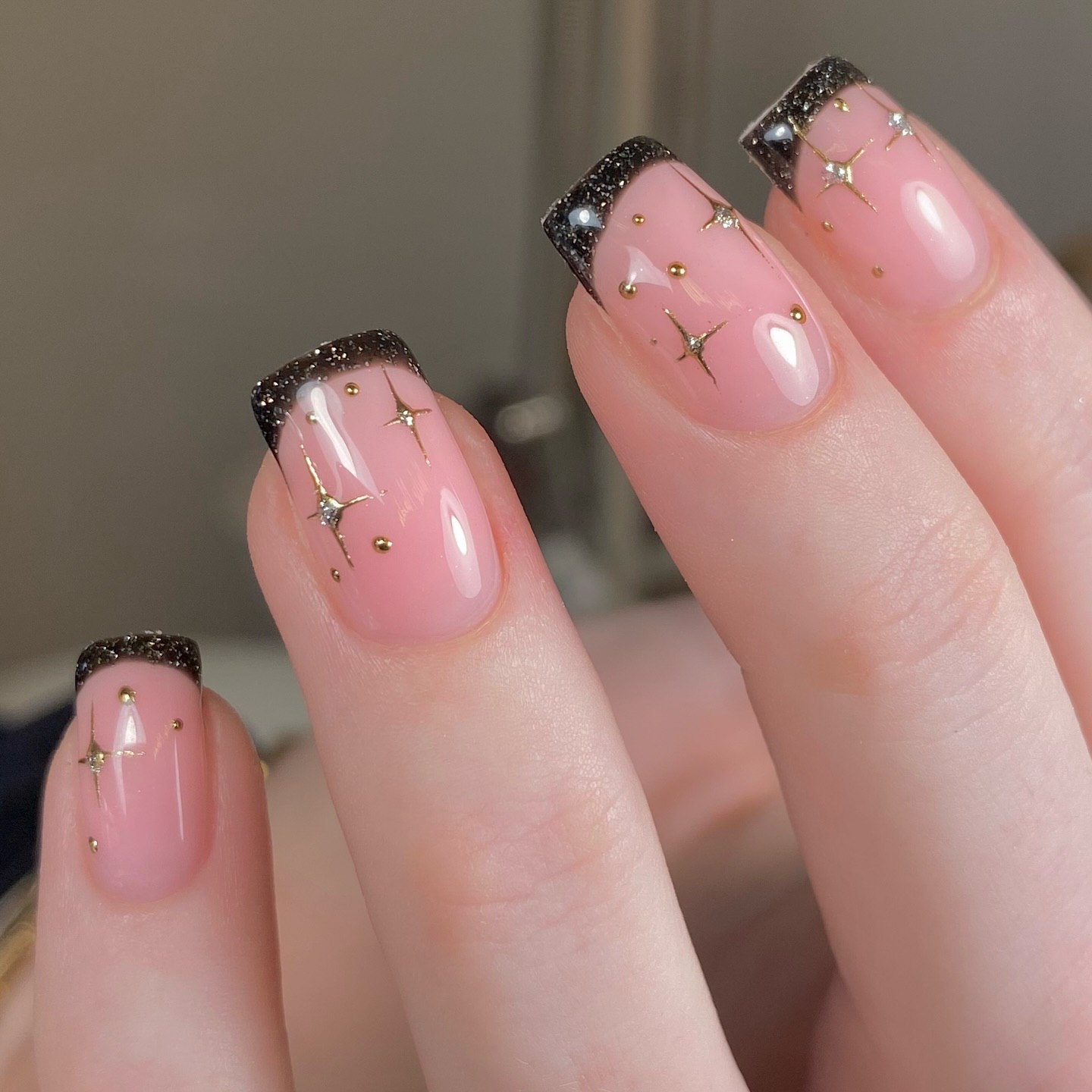 Свято на нігтях: 10 чудових ідей новорічного френч-манікюру