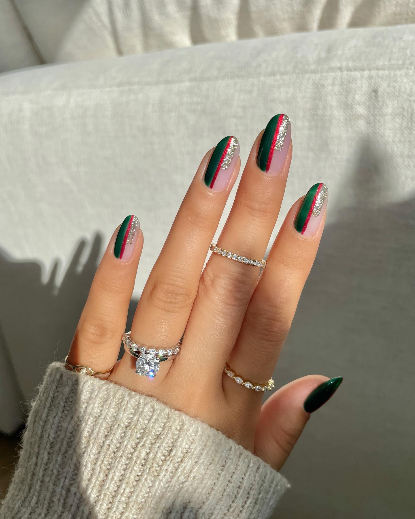 Идеи новогоднего маникюра 2025: стильные и праздничные варианты для длинных ногтей