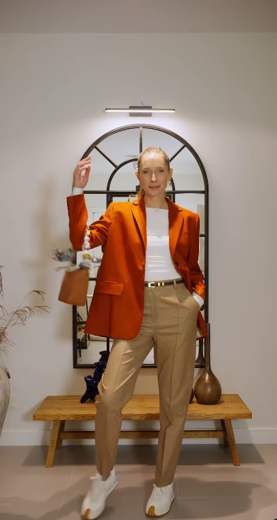 Весенний фаворит: Катя Осадчая показала трендовую вещь в гардеробе на все случаи жизни