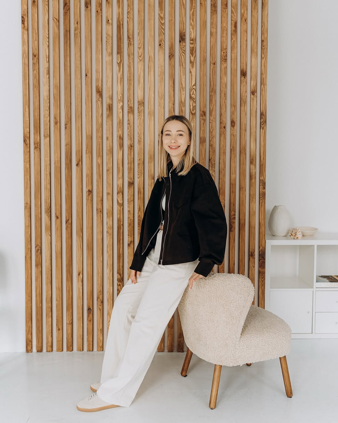 В самом модном цвете весны 2025: жена Виктора Павлика показала стильный "лук" с джинсами