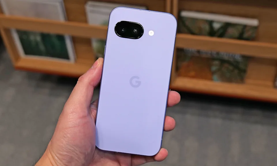 Новий хіт? Цей смартфон середнього класу може "знищити" iPhone 16e вже у 2025 році