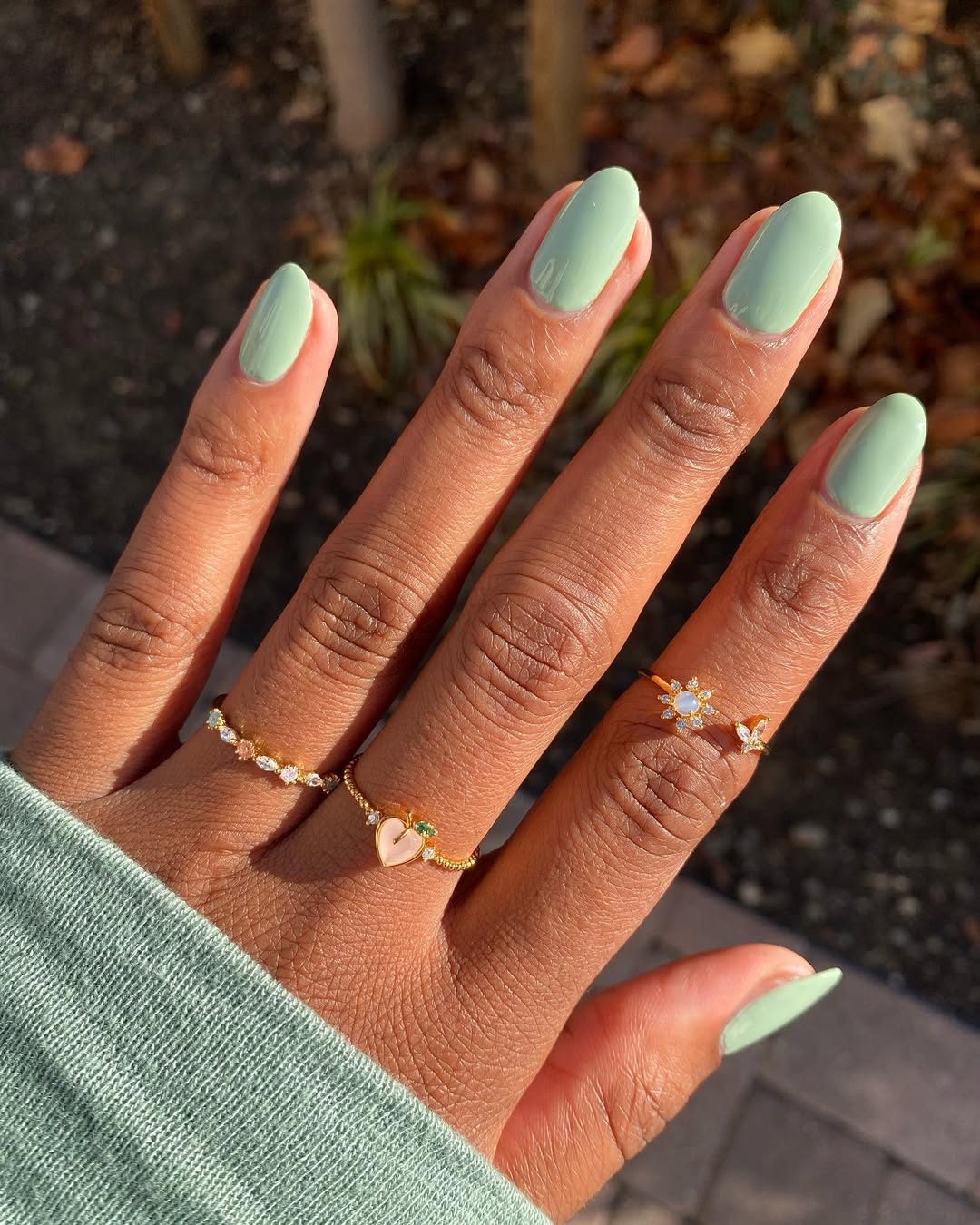 Світлий манікюр на весну: який відтінок стане хітом у квітні 2025