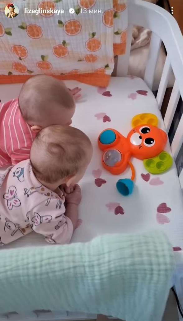 Звезда "МастерШеф" Лиза Глинская умилила фото с 5-месячными дочками: на кого они похожи