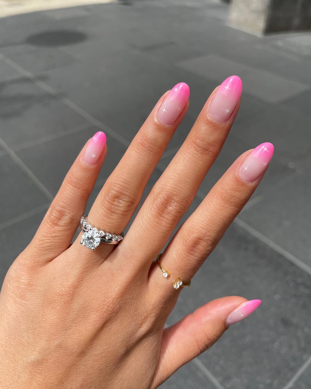 Трендовый маникюр на весну-2025: 7 идей стильного френча с яркими кончиками