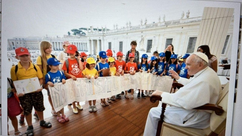 Діти з України проїхали з Франциском на папамобілі, а понтифіку подарували малюнки (відео)