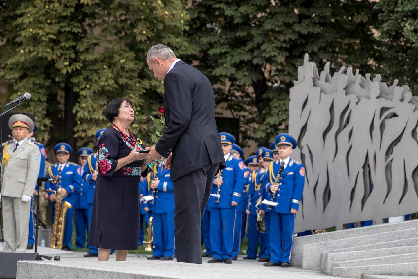 В Киеве Кличко открыл мемориал памяти погибшим воинам